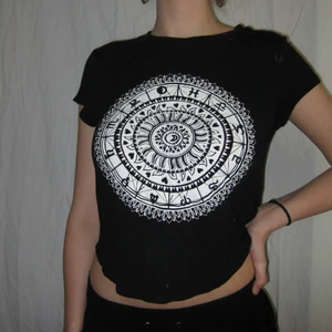 T-shirt - T-shirt med tryck i mitten. Det är fläckar från blekningsmedel på tröjans axlar och baksida men själva tröjan är i bra skick. Passar st xs/s Köparen står själv för frakt eller så möts vi upp i Sthlm🌹