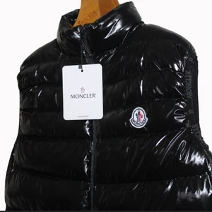 Moncler väst - Moncler väst i högsta kvalitet. Finns i alla storlekar.
