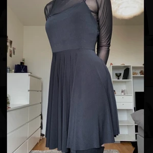 Sommar klänning - Jättefin klänning som jag säljer då jag har bara använt den två gånger sedan jag köpte den, tycker detta är tråkigt då det är sån otroligt fin klänning med fina detaljer på ryggen. Storleken är L men skulle kunna även passa M! köpte den för 300 och säljer den nu för 120 då skicket är 10/10