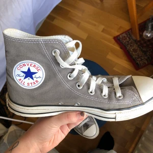 Beiga converse  - Säljer mina superfina Converse i storlek 39, då de tyvärr inte kommer till användning längre. Lite använda men fortfarande i fint skick! 💚 Skickar gärna fler bilder vid intresse :)  Obs: buda endast ett pris du är villig att betala!!