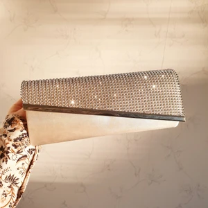 Fest bal student väska - 🌸FÖRST TILL KVARN!🌸 En champagnefärgad beige/krämvit siden clutch från London🧚‍♀️ Använd få gånger I fint skick, från märket Atmosphere. Kan få plats med det flesta viktiga. Mobil, nycklar, näsdukar, handsprit och smink😙 Vill bli av med ASAP! +frakt