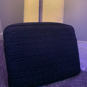 Marc Jacobs datorfodral - Ett datorfodral i svart från Marc Jacobs. Använt ett antal gånger men det syns knappt. För stor macbook. Nytt pris 1500kr
