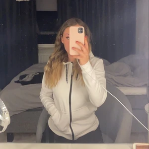 Kofta - En vit jättefin kofta från stadium. Den är i tjockt och bra material men ej kommit till användning tyvärr