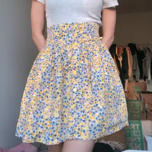 säljer denna supersöta high waisted kjol från monki!! älskar den, verkligen så söt och prydd med gula, blå och grå små blommor 💖💖 