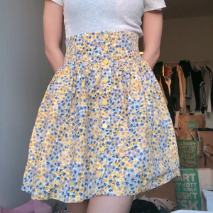 🌸 blommig high waisted monki kjol 🌸 - säljer denna supersöta high waisted kjol från monki!! älskar den, verkligen så söt och prydd med gula, blå och grå små blommor 💖💖 