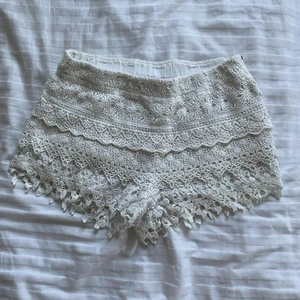 Vita shorts i storlek 34 - Vita shorts från ginatricot i storlek 34🤍