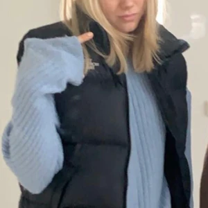North face väst  - Säljer min trendiga north face väst! Jag har haft den i ungefär två månader men den är sparsamt använd och den ser helt ny ut. Buda i kommentarerna!!💗💗😁😁
