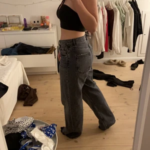 Gråa jeans zara - Säljer dessa as snygga jeans från zara!  