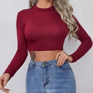 Röd magtröja  - En röd magtröja med polo i skönt material💓