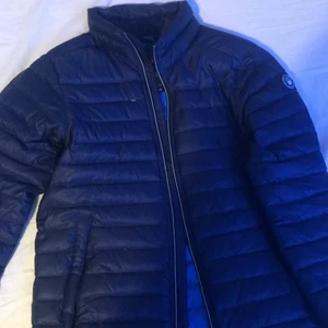 Sail racing 160 - Bra jacka för höst/vinter. Jackan är storlek 160 och är nästan helt ny! Har haft den väldigt länge nu så jag kan göra bra priser 