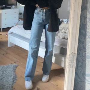 Zara jeans - Säljer dessa supersnygga full lenght zara jeans som jag klippt för att dem ska passa mig som är 169 cm, dem går över skorna. Superbra skick och knappt använda💕 köpare står för frakten
