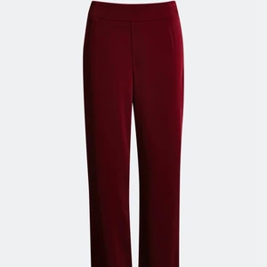 Röda kostymbyxor  - Säljer dessa supersnygga röda kostymbyxor från bikbok som inte finns längre. Använt endast 1-2 gånger. Säljer då jag inte använder dom. Storlek 36. Köpte för 299kr men säljer för 150kr + frakt (skriv privat för fler bilder)