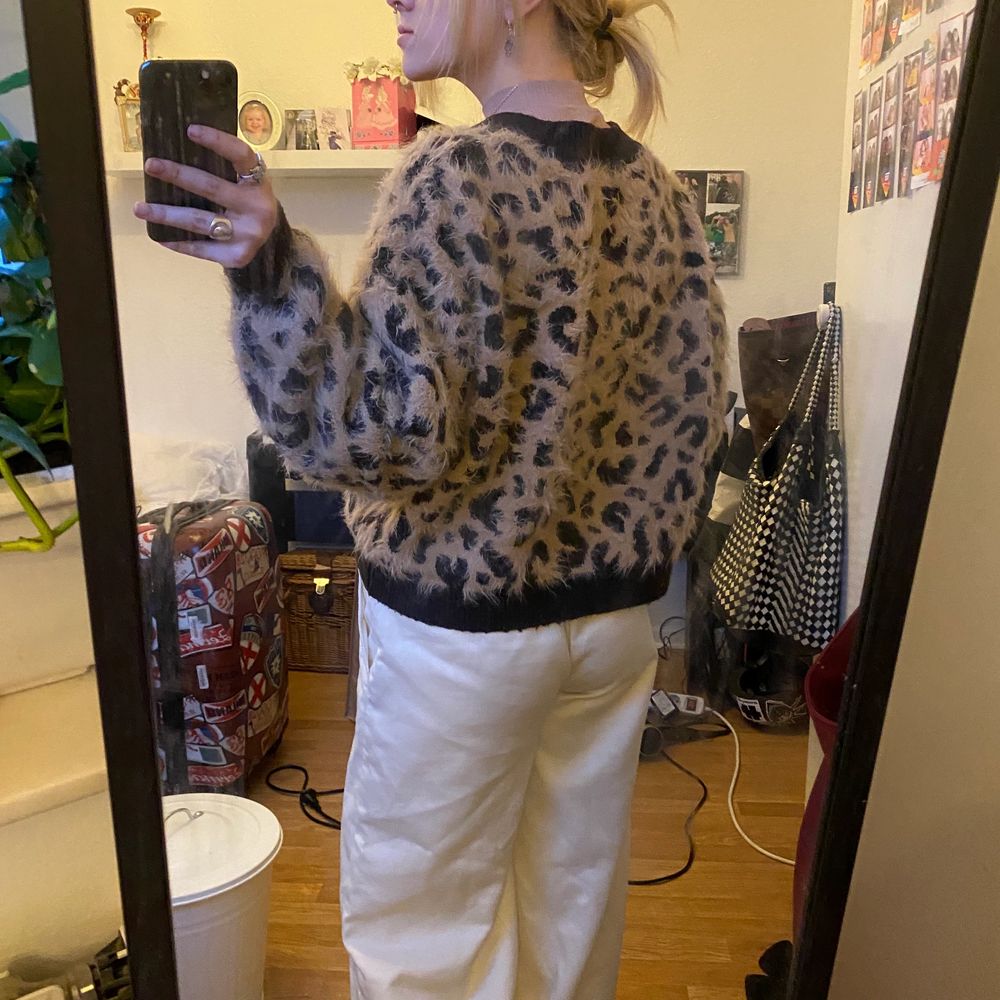 Jätte mysig fluffig leopard tröja, köpt på H&M för några år sedan. . Tröjor & Koftor.