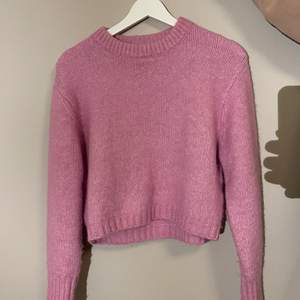 Stickad rosa tröja ifrån zara storlek M. Sparsamt använd. 