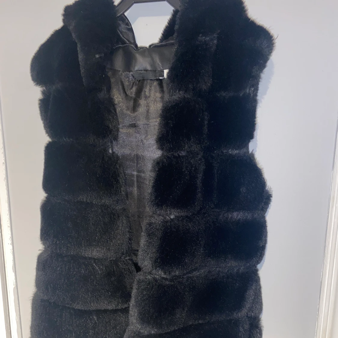 Svart fake päls väst - 90