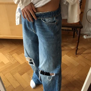 Gina tricot jeans - Jeans från Gina tricot i nyskick! Köpta för 600kr storlek 36 vilket är lite för stort på mig därför vikte jag upp kanten i midjan på första bilden jag är 160 skulle säga att dom kanske passar någon som är 165 annars så är det bara att klippa av då det är rawcut priset kan diskuteras eftersom att jag vill få bort alla kläder på min Plick så fort som möjligt