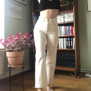 Beiga row-jeans.  - Raka ljus-beiga jeans från weekday i modellen row. Storlek 26/30. De är i hyfsat skick då det kan förekomma tecken av användning, b.la finns det någon enstaka prick (se bild 3), men det är inget jag själv ens tänkt på. Men därför är det även lite lägre pris. Säljer då de aldrig kommer till användning längre. Skriv om ni vill ha fler bilder ⭐️ 