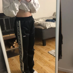 Fila byxor - säljer mina nästintill oanvända fila byxor, då de är förstora och för långa för mig som är 1,59 och skulle behövt ha xs i dessa. Dom är i stolek S och som sagt oanvända! riktigt fina! köpte de för 500 och säljer för 250kr