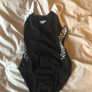 svart/vit baddräkt storlek 42 - svart/vit bikini ifrån Inter Sport. original pris 400kr