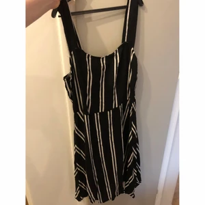 Söt klänning - Svart vit randig klänning.                                                       Storlek 40, pris: 50 kr                                                  Kan skickas mot fraktkostnad 66 kr