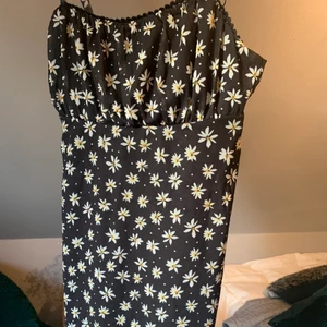 BLOMMIG KLÄNNING  - Superfin blommig klänning, använt den 1 gång!! Banden är justebara!!  Skulle säga att storleken är liten!  