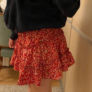 Röd blommig kjol - Nästintill aldrig använd, frakt tillkommer ❤️