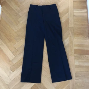 Filippa K Hutton Trousers - Oanvända Filippa K kostymbyxor storlek s, mörkblå. Modell Hutton. 