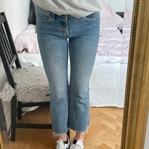 Lågmidjade crockerjeans - Snygga, lågmidjade jeans från crocker💜 Storlek 28/26, passar mig som är S! Använda fåtal gånger, i princip nyskick!! Köpta för 699, säljer för 120kr + köpare står för frakt