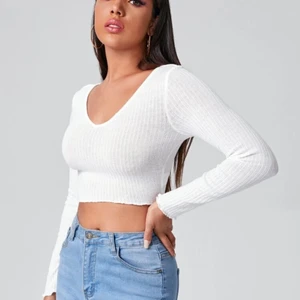 Top - En fin vit top från shein som inte kommer till användning hos mig o därför säljer jag den. (Bild lånad) säljer för 40kr + frakt💖