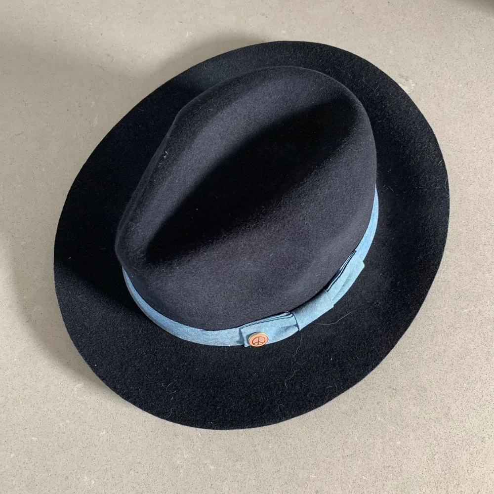Mörkblå hatt med denimband💙. Accessoarer.