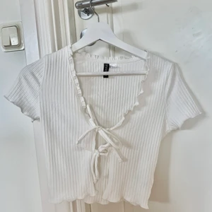 Vit topp  - Säljer min vita topp som är från hm. Storlek S. Jag har aldrig använt den. Säljer för att den aldrig kommer till användning. 💖💖