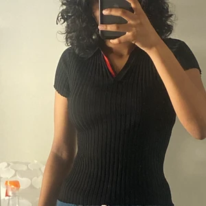 svart stretchig skjorta - skjortan är supersöt och var min mammas på 90-talet.  tröjan säger att det är en M / L men passar som en M / S.