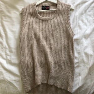 Väst - Köpt secondhand. Storlek M-L