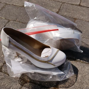 Fin klacksko - Fin klacksko i vitt läder knappt använda 