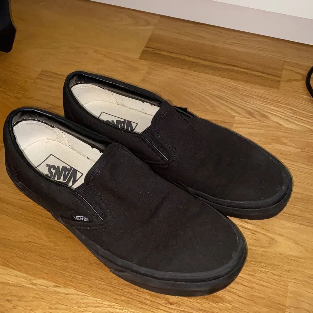 Ett par svarta vans skor knappt använda och nu för små! . Skor.