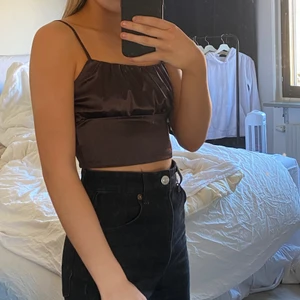 Brun festtopp  - Använder inte längre så därför säljer jag den. Använd ca 1-2 gånger så den är i bra skick 💕