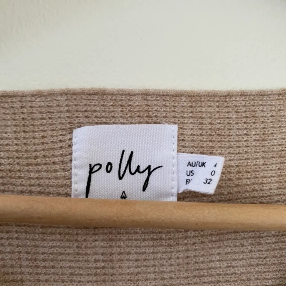 Superskön Princess Polly sweater, använd en gång men säljer den på grund av att den inte längre är min stil. Den är jätte mjuk och är inte supertjock satt den passar bra till sommaren, i nyskick  . Stickat.