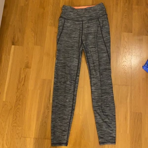 Träningsbyxor  - säljer mina träningsbyxor, strl. XS. Katt finns i hemmet. Köparen står för frakt