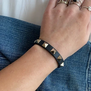 Svart valentinoarmband  - Svart nitarmband från Valentino med guldiga nitar. Ingen dustbag eller box!