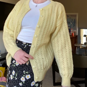 Gul stickad kofta - Egengjord stickad kofta. Jättemysig och fin färg. Passar small-medium💛. Frakt 66 kr. Såld❌