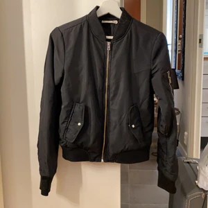 Bomberjacka  - Svart bomberjacka, storlek XS. Använd men mycket fint skick, ser inte använd ut. Fraktas betalas av köparen 