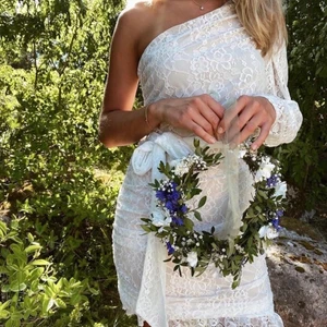 Studentklänning - Säljer min DRÖMIGA studentklänning från Gina tricot! 💕Den är endast provad, men jag kände inte att det var min stil till 100% vilket var så synd😢 Orginalpris var 799kr, inköpt förra året. Den satt dock perfekt, som jag trodde. De två första bilderna är lånade, den sista är min. Hör av dig vid frågor. Priset är exklusive frakt. Buda i kommentarerna. JAG PUBLICERAR ANNONSEN IGEN DÅ FÖRRA KÖPAREN ÅNGRADE SIG 