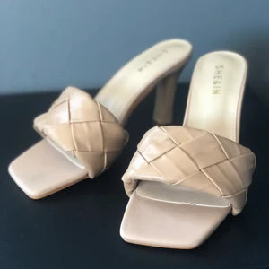 Shein klackar  - Fina beiga klackar som aldrig är använda. Stl 39. En lite bredare sko. Bekväma och helt nya