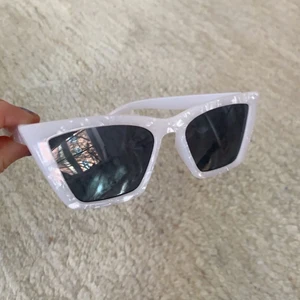 Solglasögon från gina - Ett par snygga solglasögon i färgen vit💕 (köparen står för frakten!🥰)
