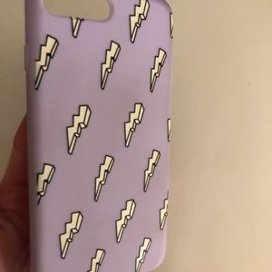 Mobil skal - Jätte fint skal u fint skick då den knappt är använd!💓💓den är lila med gula blixtrar. iPhone 8 plus
