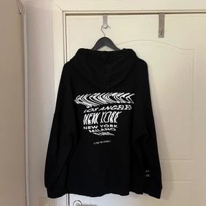 FIVE CITIES HOOD✌️ - Boxig fit, feta detaljer på ryggen och ärmen.