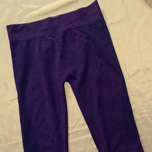 Träningstights  - Träningstights från inmotion. Fin lila färg med svarta små detaljer på höften. Sitter fint på. Köparen står för frakten, hör av dig vid frågor 🌸🥰