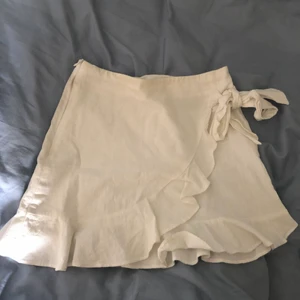 Jätte fin kjol - Super söt vit kjol med volang och knytning på sidan! Denna kjolen är så fin till sommaren men kommer tyvärr inte till användning för mig. 150 kr + frakt :)