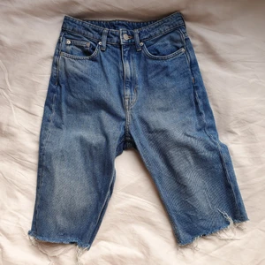 Jeansshorts  - Jeansshortsen är i storlek 36 vilket jag burkar ha men dem är lite försmå för mig så skulle säga att dem mer är som en 34 i storleken. Dem sitter figurnära och slutar lite över knäna på mig som är 170 cm. Frakt tillkommer 📦