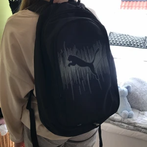Svart Puma väska  - En svart ryggsäck från Puma. Den är i väldigt bra skick har två fack med dragkedja och ett innerfack:) 